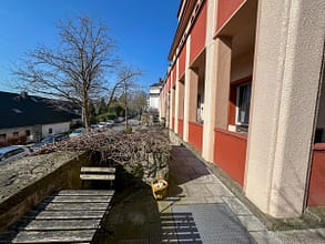 4-Zimmer-Altbauwohnung mit Blick ins grüne Mühlenbachtal – UKE - Hasuansicht