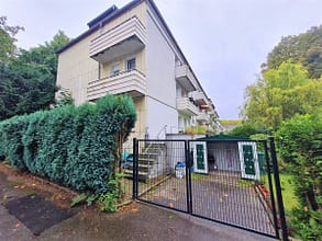 gepflegtes 11 Parteienhaus in ideal zentral vermietbarer Lage von Essen inkl. Balkon, Garten, Solar - Hausansicht