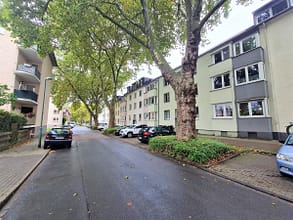 gepflegtes 11 Parteienhaus in ideal zentral vermietbarer Lage von Essen inkl. Balkon, Garten, Solar - Hausansicht