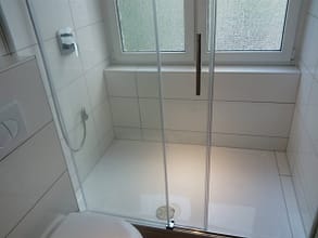 gepflegtes 11 Parteienhaus in ideal zentral vermietbarer Lage von Essen inkl. Balkon, Garten, Solar - Badezimmer