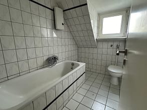 Stabile Rendite in belebter Lage | Faktor Soll 11,61 | Provisionsfrei - DG rechts Badezimmer