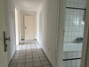 Stabile Rendite in belebter Lage | Faktor Soll 11,61 | Provisionsfrei - DG rechts Flur