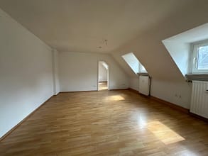 Stabile Rendite in belebter Lage | Faktor Soll 11,61 | Provisionsfrei - DG rechts Wohnzimmer