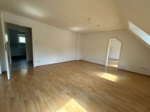 Stabile Rendite in belebter Lage | Faktor Soll 11,61 | Provisionsfrei - DG rechts Wohnzimmer2