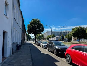 Anlage mit Zukunft | ruhiges MFH mit enormen Potenzial - Straßenverlauf