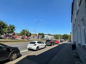 Anlage mit Zukunft | ruhiges MFH mit enormen Potenzial - Straßenverlauf