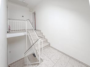 Licht, Luft und Lebensraum – charmante 3,5-Zimmer-Dachgeschosswohnung mit Balkon - Hausflur