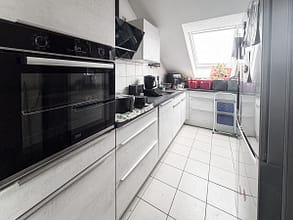 Licht, Luft und Lebensraum – charmante 3,5-Zimmer-Dachgeschosswohnung mit Balkon - Küche