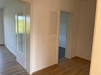 schöne & helle 2 Zimmer Wohnung mit Balkon und Gartennutzung in kleinem gepflegtem Haus - Flur