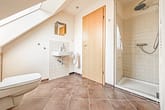 Charmante Maisonette-Eigentumswohnung in Dachgeschoss mit Balkon - Badezimmer mit Regendusche und Fenster