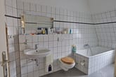 Vermietete Dachgeschoss-Wohnung mit großem Balkon - beliebte Lage in Frohnhausen - Badezimmer