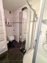 Mehr als nur vier Wände: Balkon, Grün und eigene Garage in Essen-Stadtwald - Badezimmer