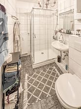 Zentrale Dachgeschosswohnung in Essen City – nur wenige Minuten zur Innenstadt - Badezimmer