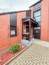 Ihre Zukunft beginnt hier: 4 Zimmer, Garten und jede Menge Möglichkeiten - Hauseingang