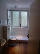 gepflegtes 11 Parteienhaus in ideal zentral vermietbarer Lage von Essen inkl. Balkon, Garten, Solar - Badezimmer