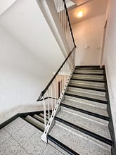 RÜ-LIVING: Ihr 2-Zimmer-Traum in Essens Hotspot - Treppenhaus